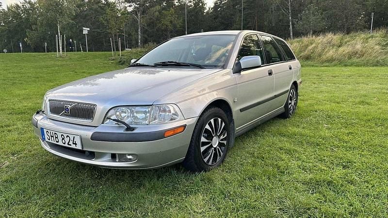 Grå Begagnad 2001 Volvo V40 Kombi | 3 000 kr (Superpris) - Bild 1/2