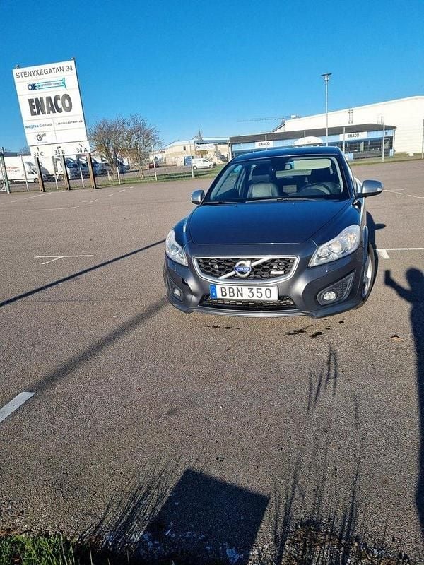 Grå Begagnad 2012 Volvo C30 R-Design Halvkombi | 76 000 kr (Marknadspris) - Bild 1/4