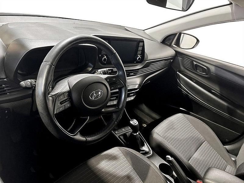 Begagnad Hyundai i20 Essential 84 HK (61 kW) 2022 Svart Halvkombi