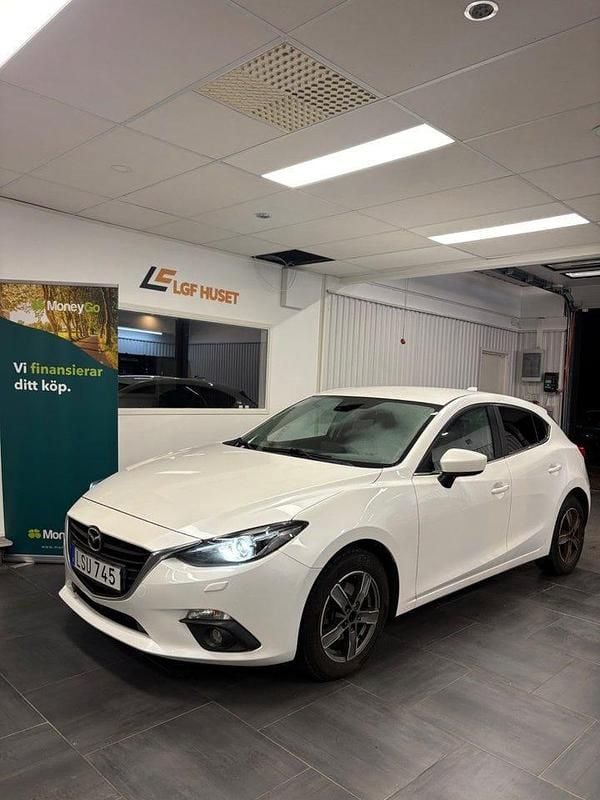 Vit Begagnad 2014 Mazda 3 Inclusive Halvkombi | 69 990 kr (Marknadspris) - Bild 1/4