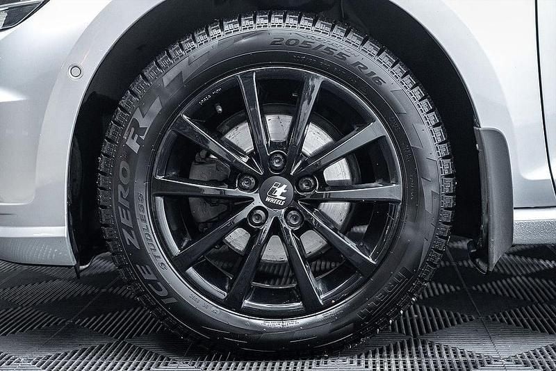 Begagnad VW Golf VII IQ Drive 116 HK (85 kW) 2019 Silver Halvkombi