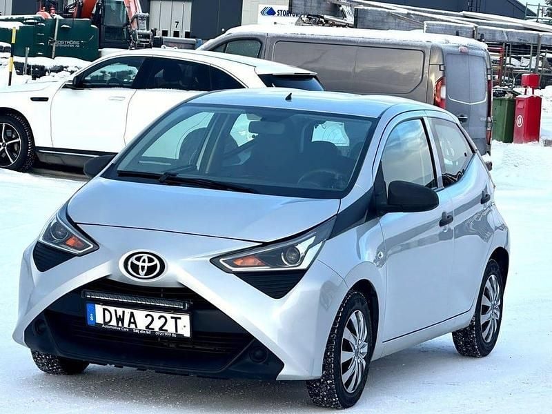 Begagnad Toyota Aygo 72 HK (52 kW) 2019 Silver Halvkombi