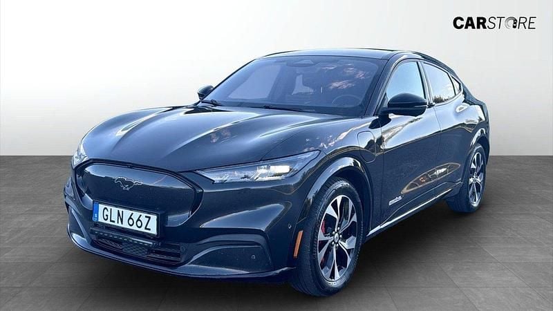 Grå (grey) Begagnad 2022 Ford Mustang Mach-E SUV | 339 900 kr (Bra pris) - Bild 1/4