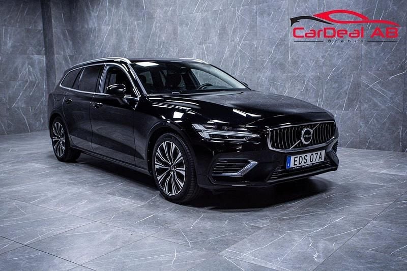Svart Begagnad 2022 Volvo V60 Kombi | 318 800 kr (Marknadspris) - Bild 1/4