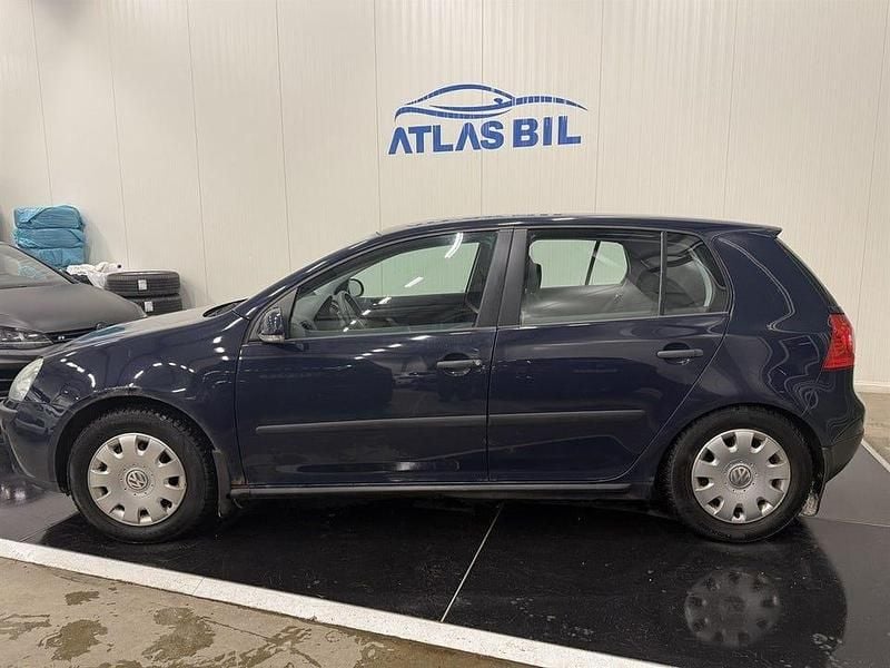 Begagnad VW Golf IV 116 HK (85 kW) 2004 Mörkblå Halvkombi