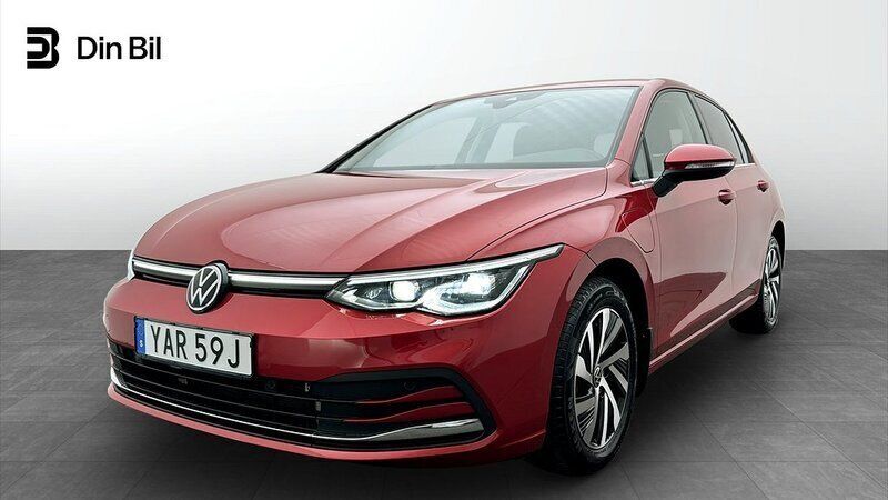 Mörkröd (kings red metallic) Begagnad 2023 VW Golf VIII Style Halvkombi | 349 900 kr (Marknadspris) - Bild 1/4