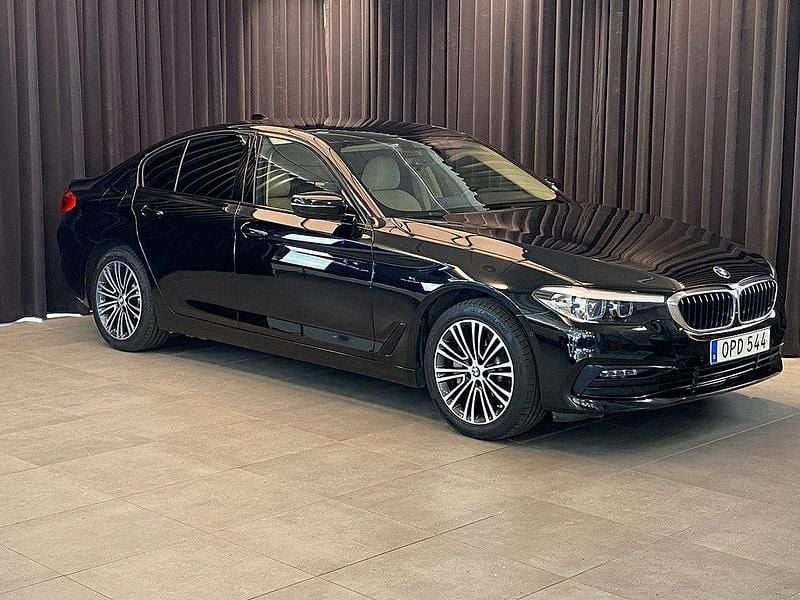 Svart Begagnad 2020 BMW 530e iPerformance Sedan | 289 500 kr (Superpris) - Bild 1/4