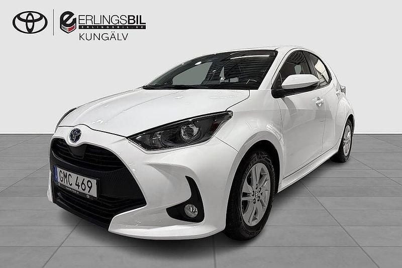Vit Begagnad 2022 Toyota Yaris Hybrid Active Halvkombi | 204 900 kr (Marknadspris) - Bild 1/4