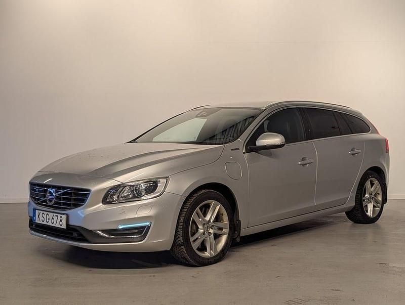 Silver Begagnad 2017 Volvo V60 Summum Kombi | 154 900 kr (Marknadspris) - Bild 1/4