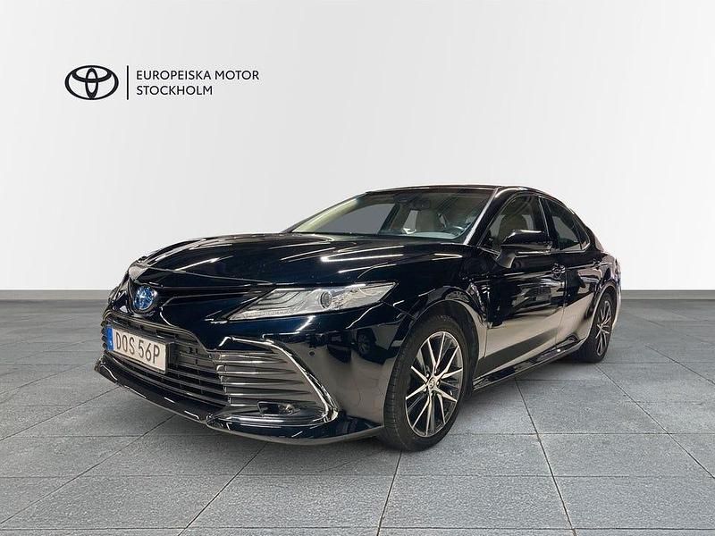 Svart (svartmetallic) Begagnad 2021 Toyota Camry Executive Sedan | 329 900 kr (Dyr) - Bild 1/3