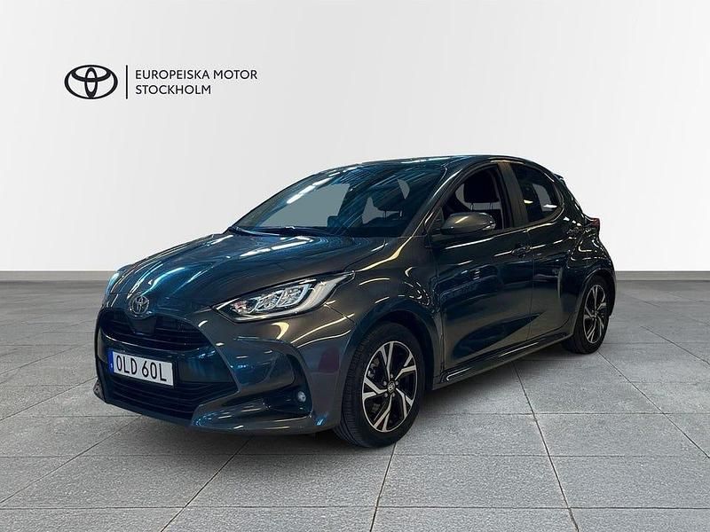 Grå Begagnad 2024 Toyota Yaris Hybrid Active | 249 900 kr (Dyr) - Bild 1/3