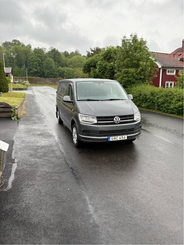 Grå Begagnad 2016 VW T6 Van | 139 900 kr (Superpris) - Bild 1/4
