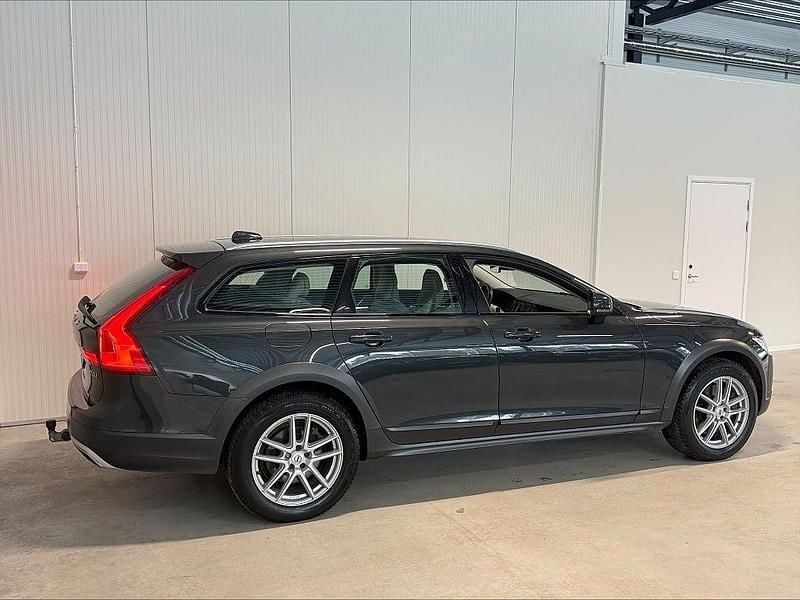 Begagnad Volvo V90 CC Momentum 190 HK (139 kW) 2018 Grå Kombi