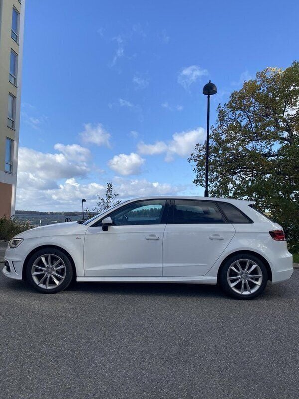 Vit Begagnad 2016 Audi A3 Sportback Ambition Halvkombi | 180 000 kr (Marknadspris) - Bild 1/4