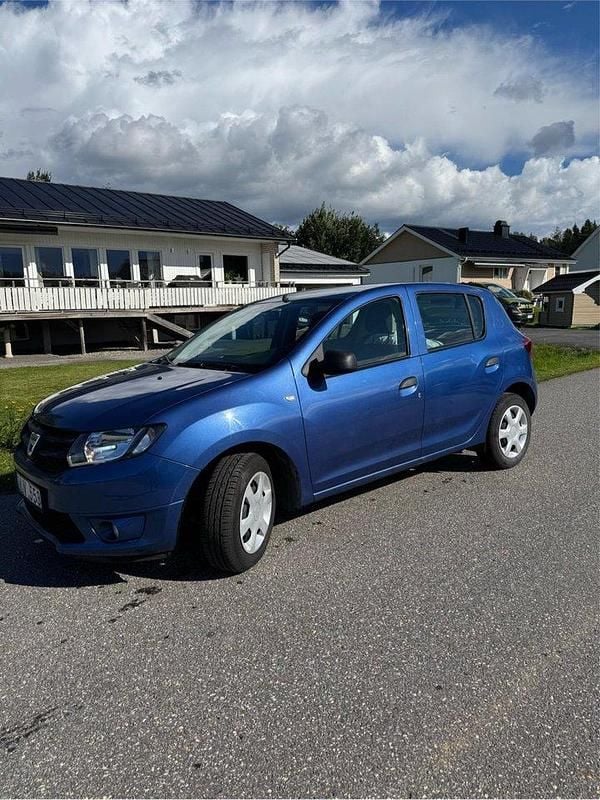 Blå Begagnad 2014 Dacia Sandero Halvkombi | 58 000 kr (Marknadspris) - Bild 1/4