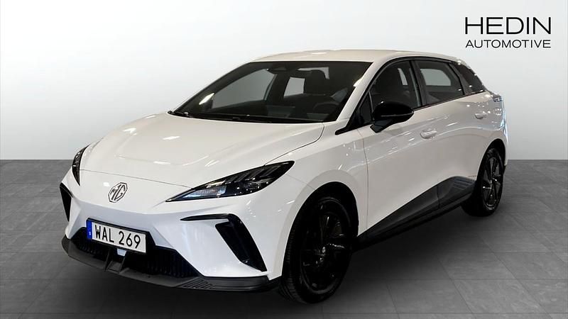 Vit (white) Begagnad 2023 MG MG4 EV Halvkombi | 254 900 kr (Marknadspris) - Bild 1/4