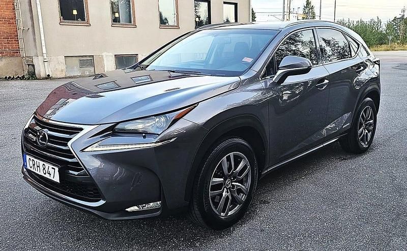 Grå Begagnad 2017 Lexus NX300h Executive Line SUV | 179 900 kr (Bra pris) - Bild 1/4