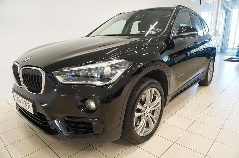 Svart Begagnad 2017 BMW X1 Sport Line SUV | 249 900 kr (Marknadspris) - Bild 1/4