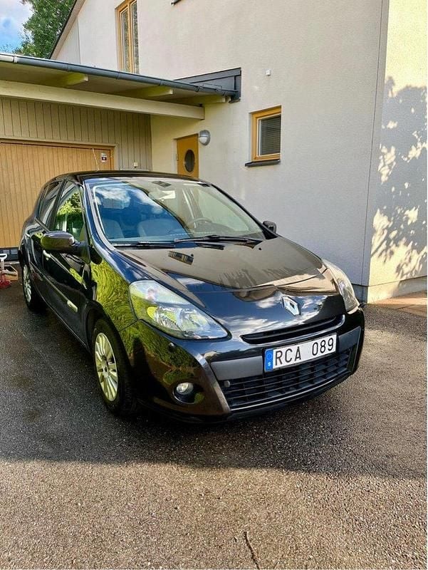Svart Begagnad 2010 Renault Clio II Halvkombi | 45 000 kr (Dyr) - Bild 1/4