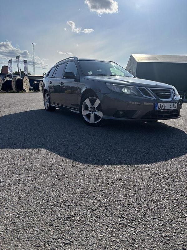 Grå Begagnad 2009 Saab 9-3 Vector Kombi | 22 000 kr (Superpris) - Bild 1/4