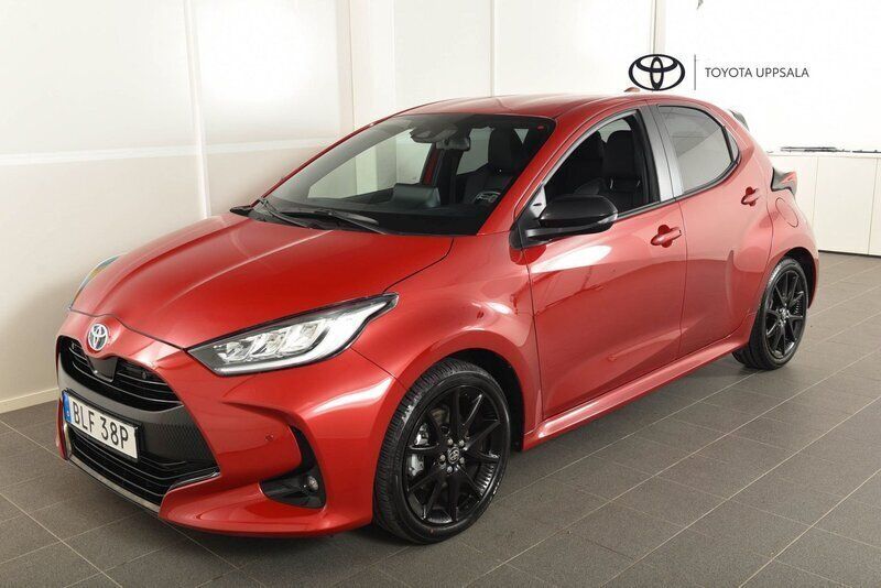 Flame red (3u5) Begagnad 2022 Toyota Yaris Hybrid Style Halvkombi | 229 800 kr (Marknadspris) - Bild 1/4