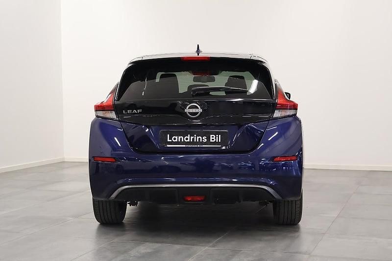 Begagnad Nissan Leaf 360º 110 kW (150 HK) 2022 Mörkblå Halvkombi