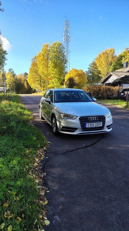 Silver Begagnad 2014 Audi A3 Sportback Attraction Halvkombi | 73 000 kr (Marknadspris) - Bild 1/4