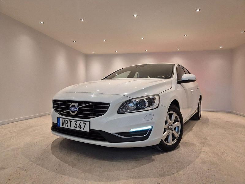 Vit Begagnad 2016 Volvo V60 Momentum Kombi | 114 900 kr (Marknadspris) - Bild 1/4