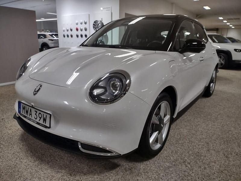 Vit (röd) Begagnad 2023 Ora 03 Halvkombi | 184 900 kr - Bild 1/4