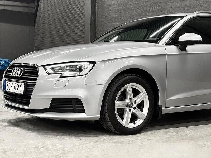 Silver (silver metallic) Begagnad 2018 Audi A3 Halvkombi | 124 900 kr (Dyr) - Bild 1/4