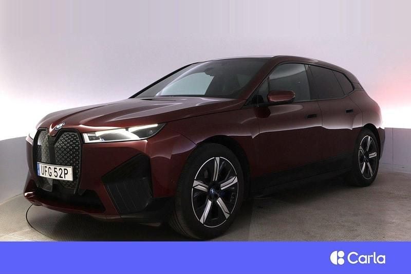 Röd Begagnad 2022 BMW iX Sport Line SUV | 569 900 kr (Marknadspris) - Bild 1/4