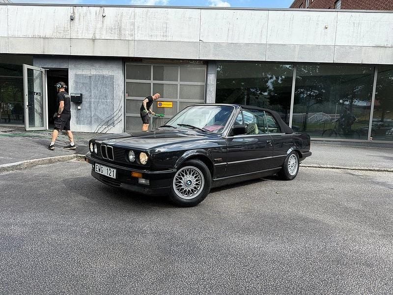 Mörkgrå Begagnad 1987 BMW 325 Cabriolet Cab | 249 000 kr - Bild 1/4