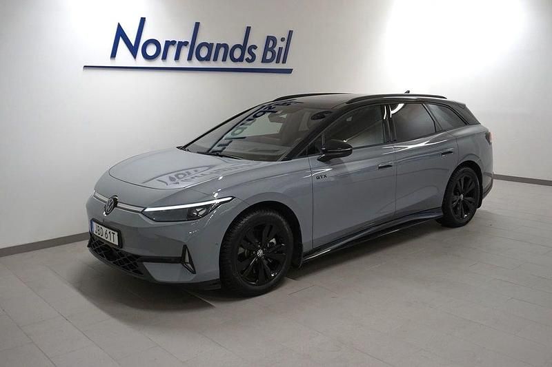 Grå (moonstone grey black) Begagnad 2025 VW ID.7 GTX Sedan | 619 900 kr (Marknadspris) - Bild 1/3