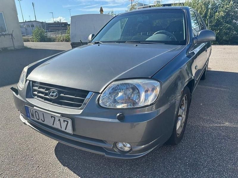Grå Begagnad 2005 Hyundai Accent Halvkombi | 6 500 kr - Bild 1/4