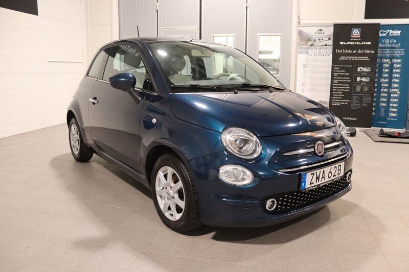 Blå (blå metallic) Begagnad 2019 Fiat 500 Lounge Halvkombi | 89 900 kr (Marknadspris) - Bild 1/4