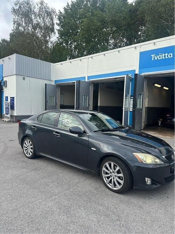 Grå Begagnad 2007 Lexus IS250 Sedan | 69 000 kr (Bra pris) - Bild 1/4