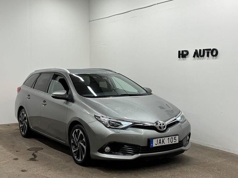 Ljusgrå Begagnad 2015 Toyota Auris Active Kombi | 114 500 kr (Marknadspris) - Bild 1/4