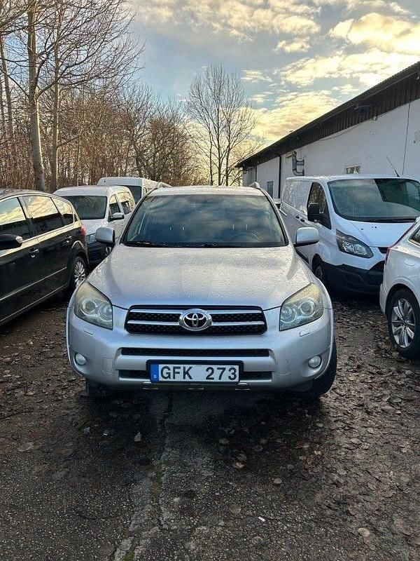 Silver Begagnad 2006 Toyota RAV4 SUV | 38 000 kr (Marknadspris) - Bild 1/4