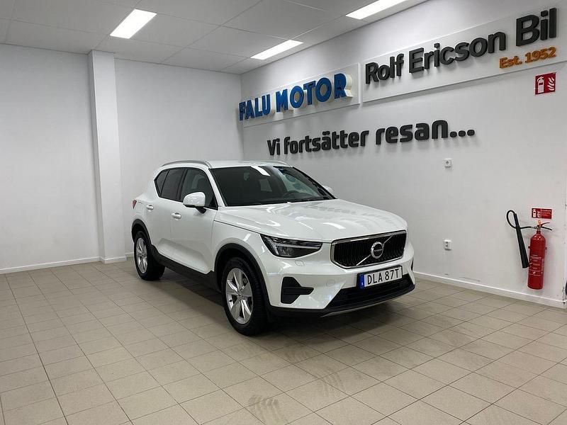 Vit Begagnad 2023 Volvo XC40 Core SUV | 309 500 kr (Marknadspris) - Bild 1/4
