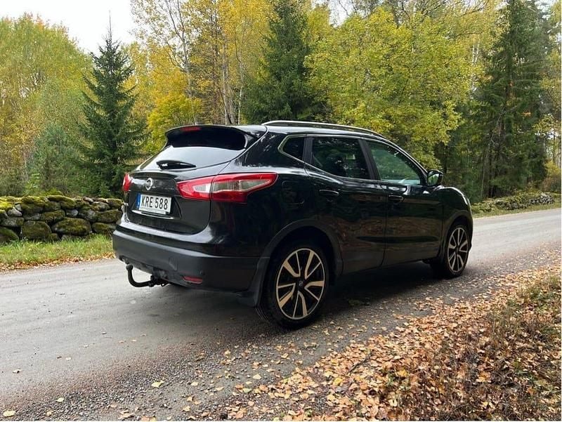 Svart Begagnad 2015 Nissan Qashqai SUV | 120 000 kr (Marknadspris) - Bild 1/4