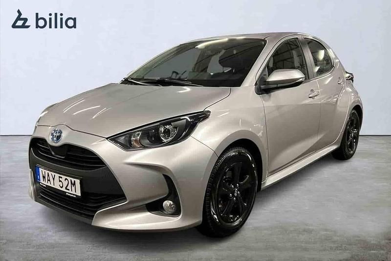 Silver Begagnad 2023 Toyota Yaris Hybrid Halvkombi | 223 900 kr (Marknadspris) - Bild 1/1