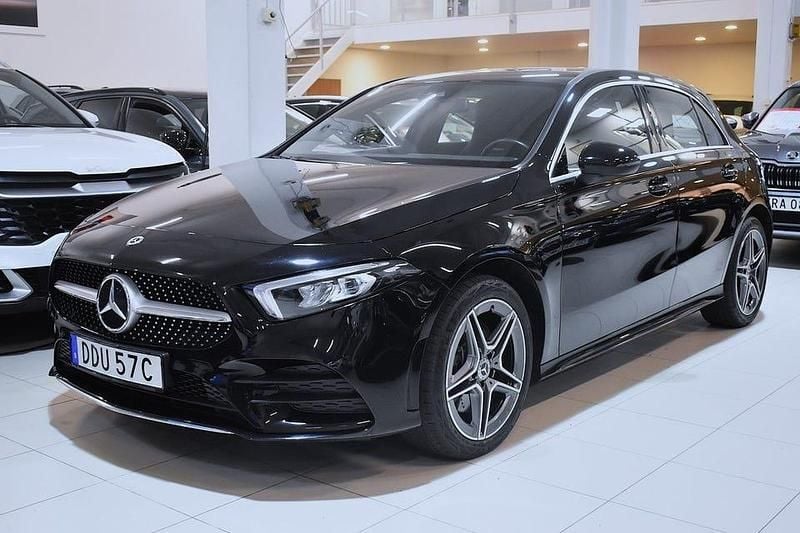 Night black Begagnad 2022 Mercedes A250 AMG Halvkombi | 289 000 kr (Marknadspris) - Bild 1/4