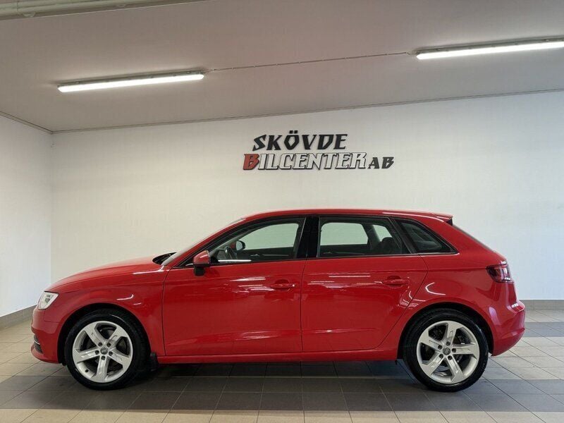 Röd Begagnad 2016 Audi A3 Sportback Halvkombi | 122 500 kr (Marknadspris) - Bild 1/4
