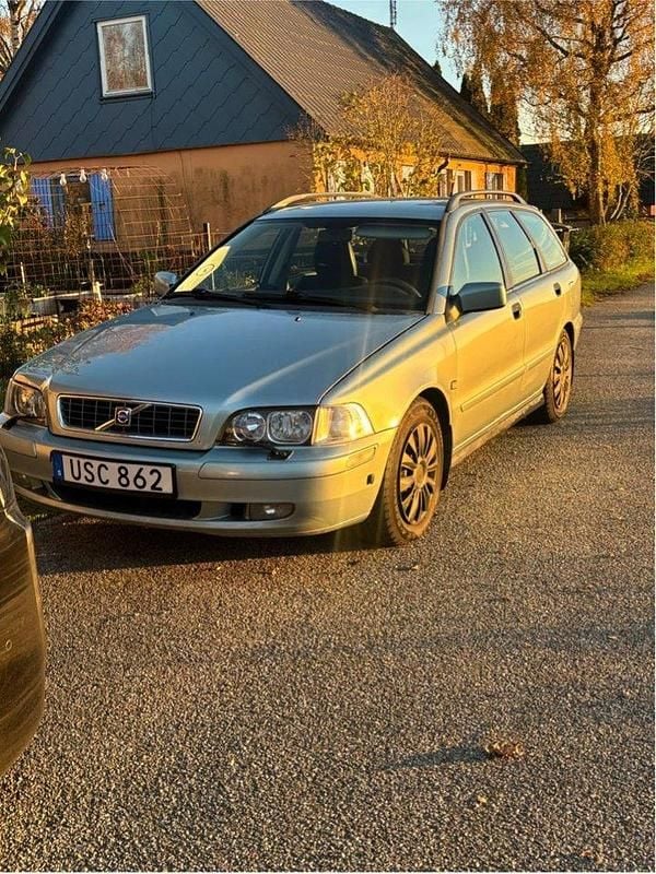 Grön Begagnad 2004 Volvo V40 Kombi | 24 000 kr (Marknadspris) - Bild 1/4