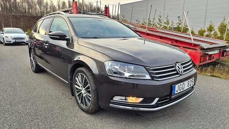 Mörkbrun Begagnad 2013 VW Passat Kombi | 79 900 kr (Marknadspris) - Bild 1/4