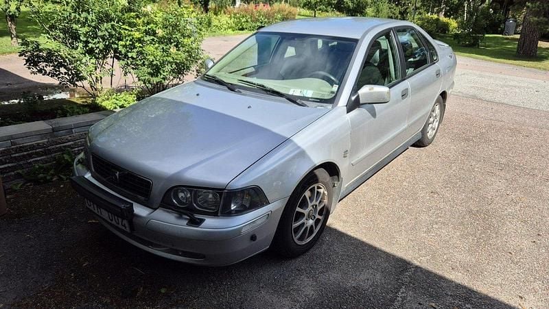 Grå Begagnad 2004 Volvo S40 Sedan | 17 000 kr (Bra pris) - Bild 1/3