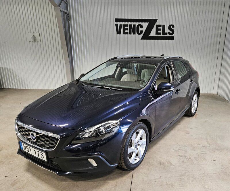 Mörkblå Begagnad 2016 Volvo V40 CC Summum Kombi | 149 000 kr (Bra pris) - Bild 1/4