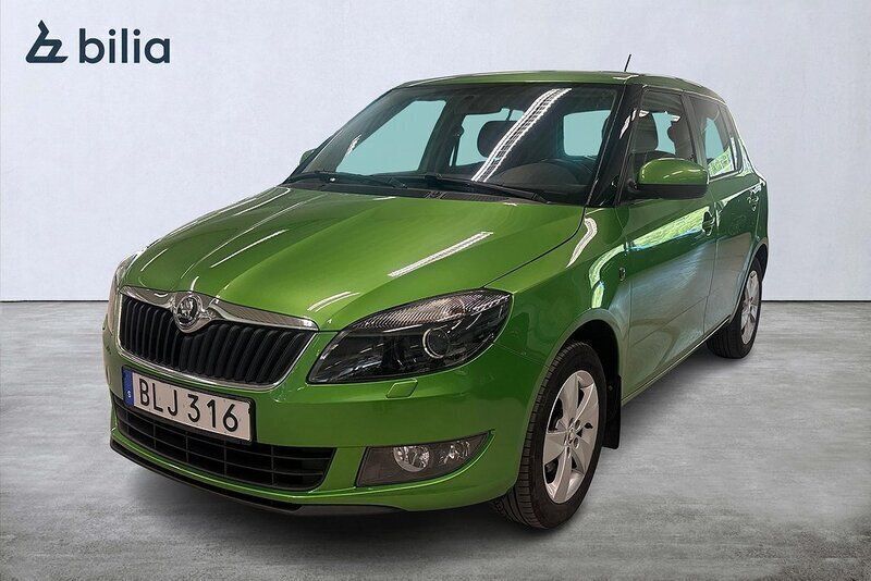 Grön Begagnad 2014 Skoda Fabia Ambiente Halvkombi | 88 900 kr (Marknadspris) - Bild 1/4