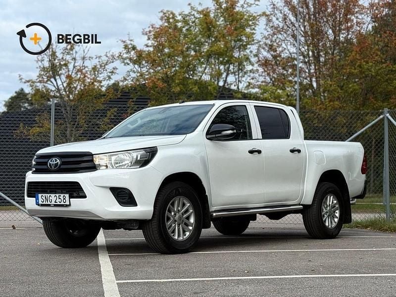 Vit Begagnad 2016 Toyota HiLux Pickup | 318 750 kr (Marknadspris) - Bild 1/4