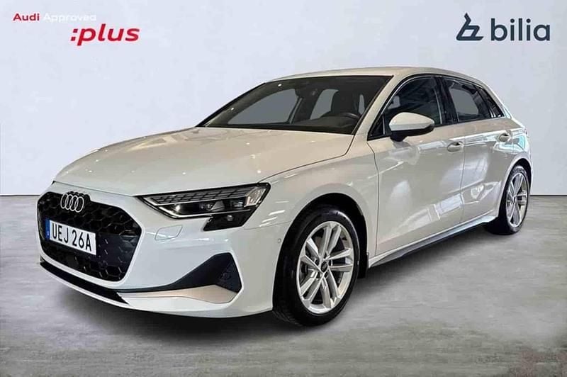 Vit Begagnad 2025 Audi A3 Sportback Halvkombi | 309 000 kr (Marknadspris) - Bild 1/1